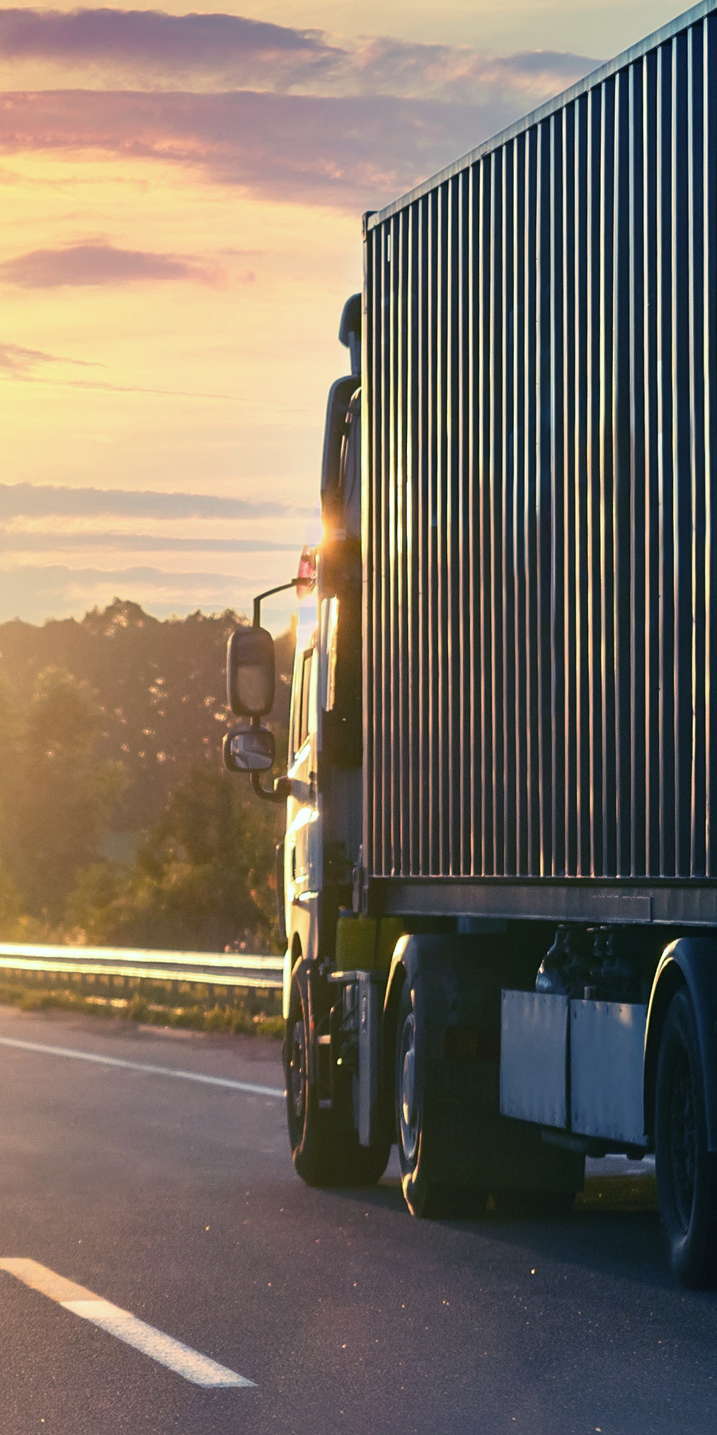 LKW fahrt auf der Autobahn mit Wechselbrücke bei Catrici Transporte