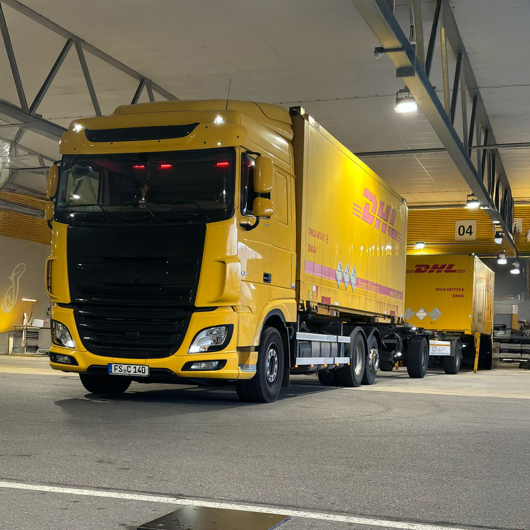 Einer der 16 LKWs von Catrici Transporte beim Aufnehmen einer Wechselbrücke bei DHL